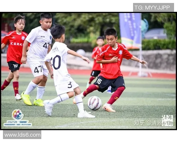 致敬足球明星的无私奉献与激情追梦的感人瞬间 致敬足球明星的无私奉献与激情追梦的感人瞬间